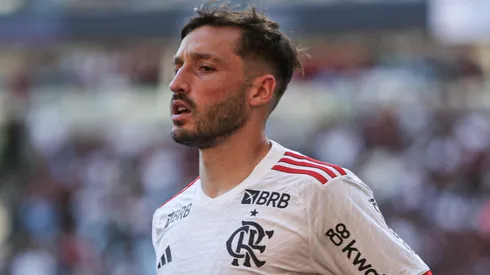 Matías Viña em campo pelo Flamengo. Foto: Thiago Vasconcelos Dos Santos/AGIF
