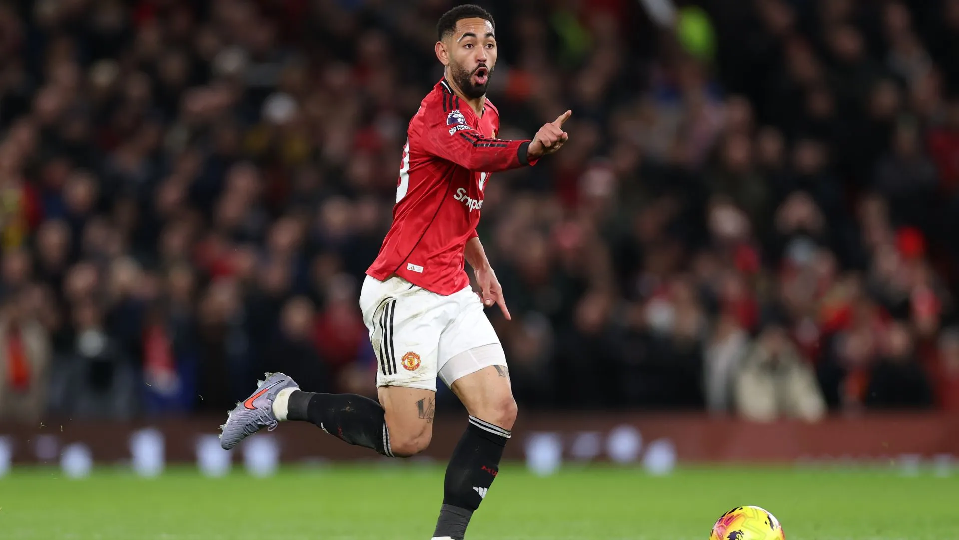 Matheus Cunha em ação durante a partida da Premier League. Foto: Stu Forster/Getty Images