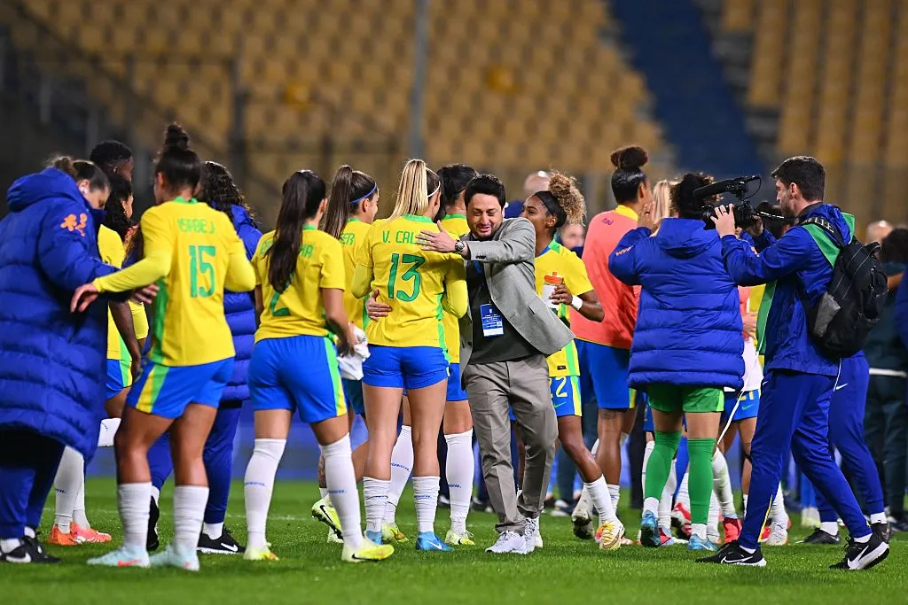 Arthur Elias comanda a Seleção Brasileira Feminina desde 2023 – Foto: Alessandro Sabattini/Getty Images