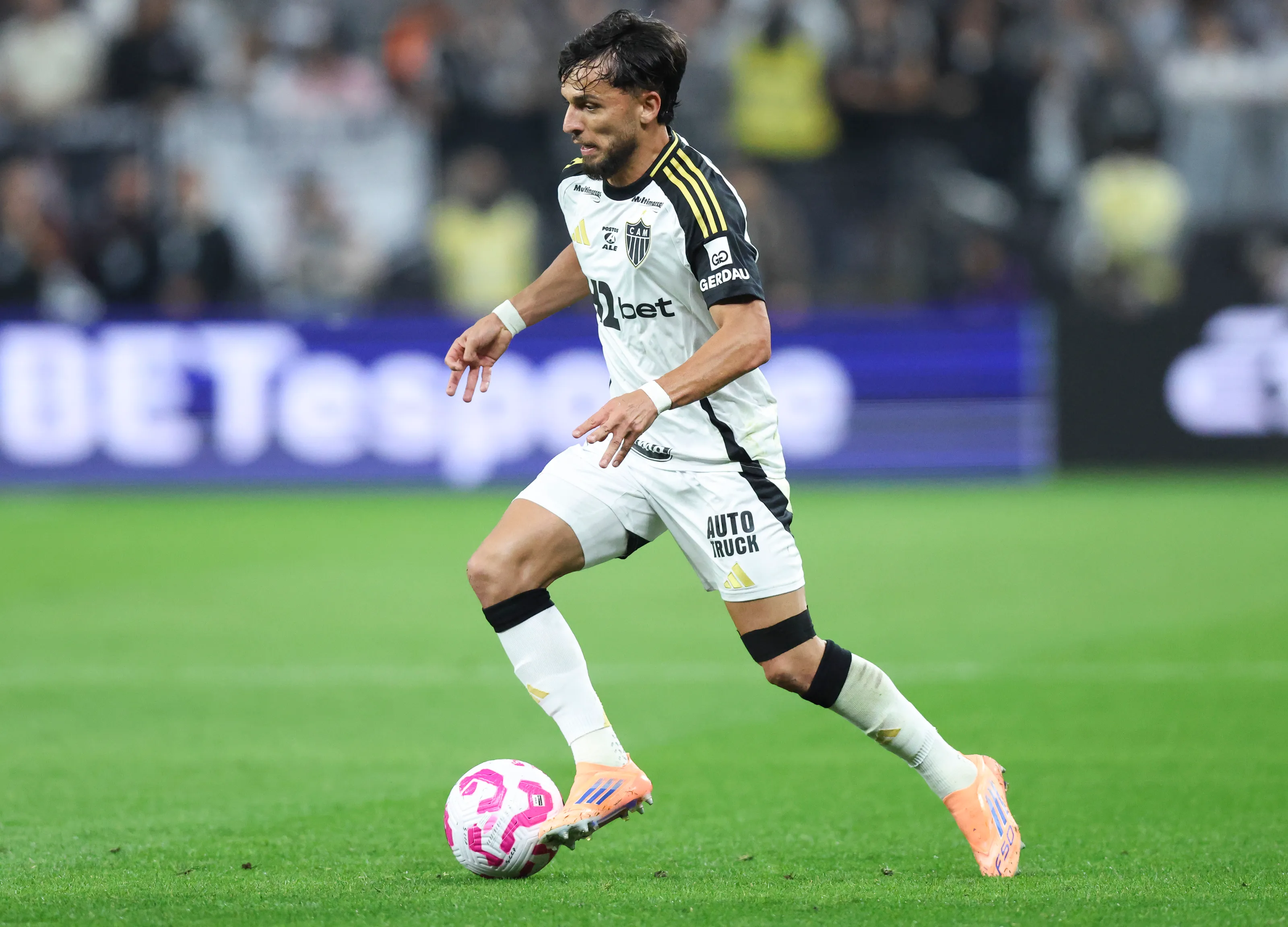 Biel, do Atlético Mineiro, domina a bola durante partida do Brasileirão 2025 entre Corinthians e Atlético Mineiro, na Neo Química Arena, em 18 de outubro de 2025, em São Paulo, Brasil. (Foto: Alexandre Schneider/Getty Images)
