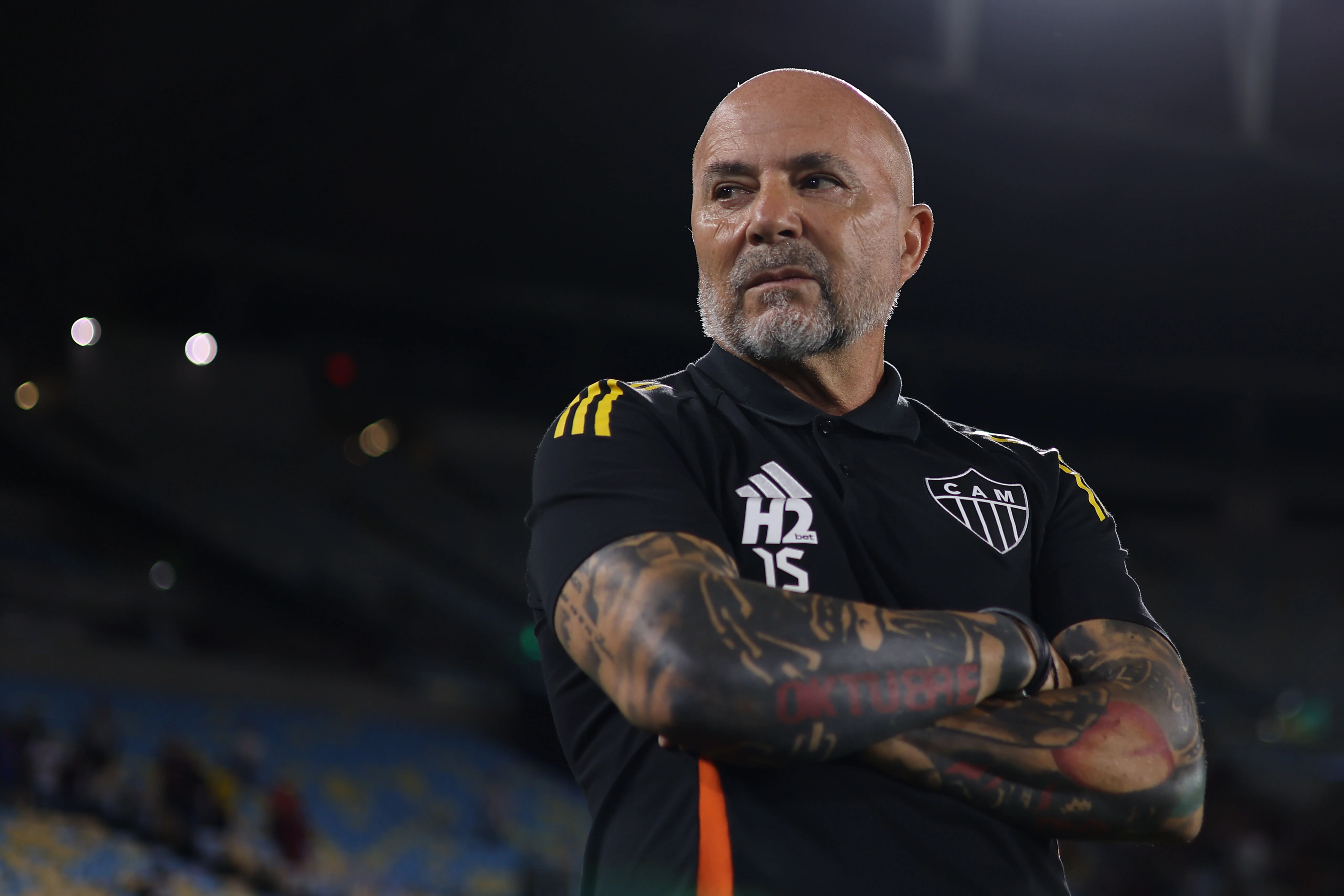 RIO DE JANEIRO, BRASIL – 4 DE OUTUBRO: O técnico Jorge Sampaoli, do Atlético Mineiro, observa o campo antes da partida entre Fluminense e Atlético Mineiro, válida pelo Brasileirão 2025, no Estádio do Maracanã, em 4 de outubro de 2025, no Rio de Janeiro, Brasil. (Foto: Wagner Meier/Getty Images)