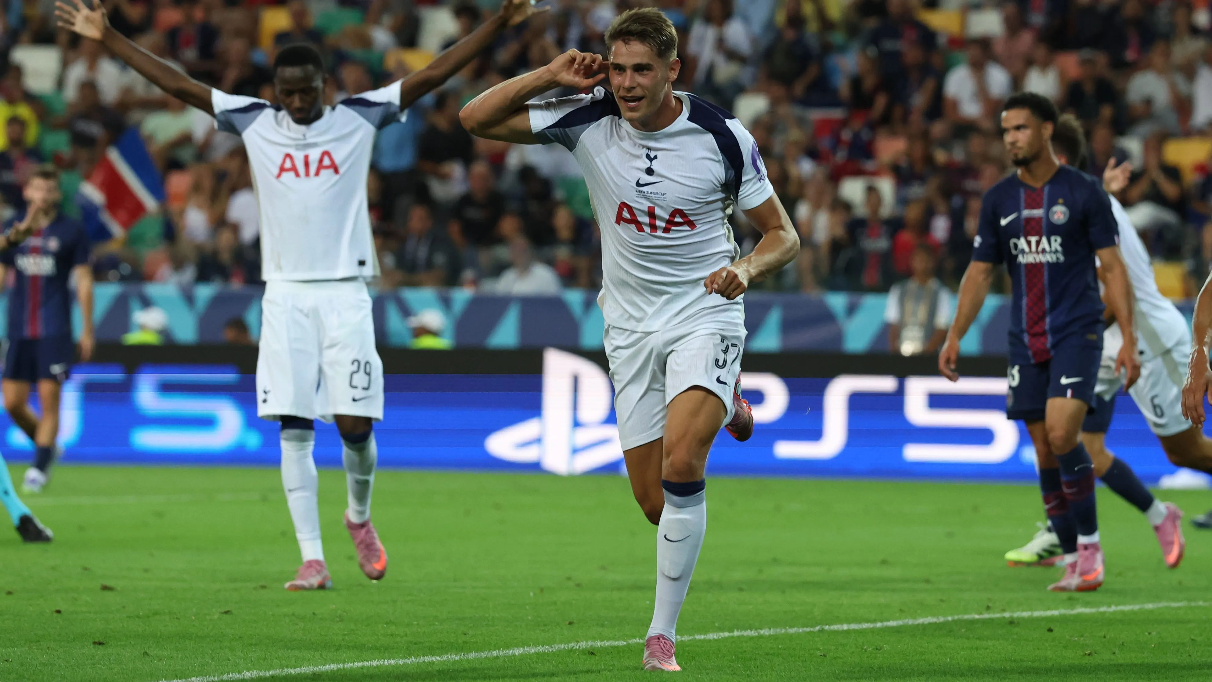 Van de Ven comemorando gol do Tottenham. Foto: Foto: Claudio Villa/Getty Images
