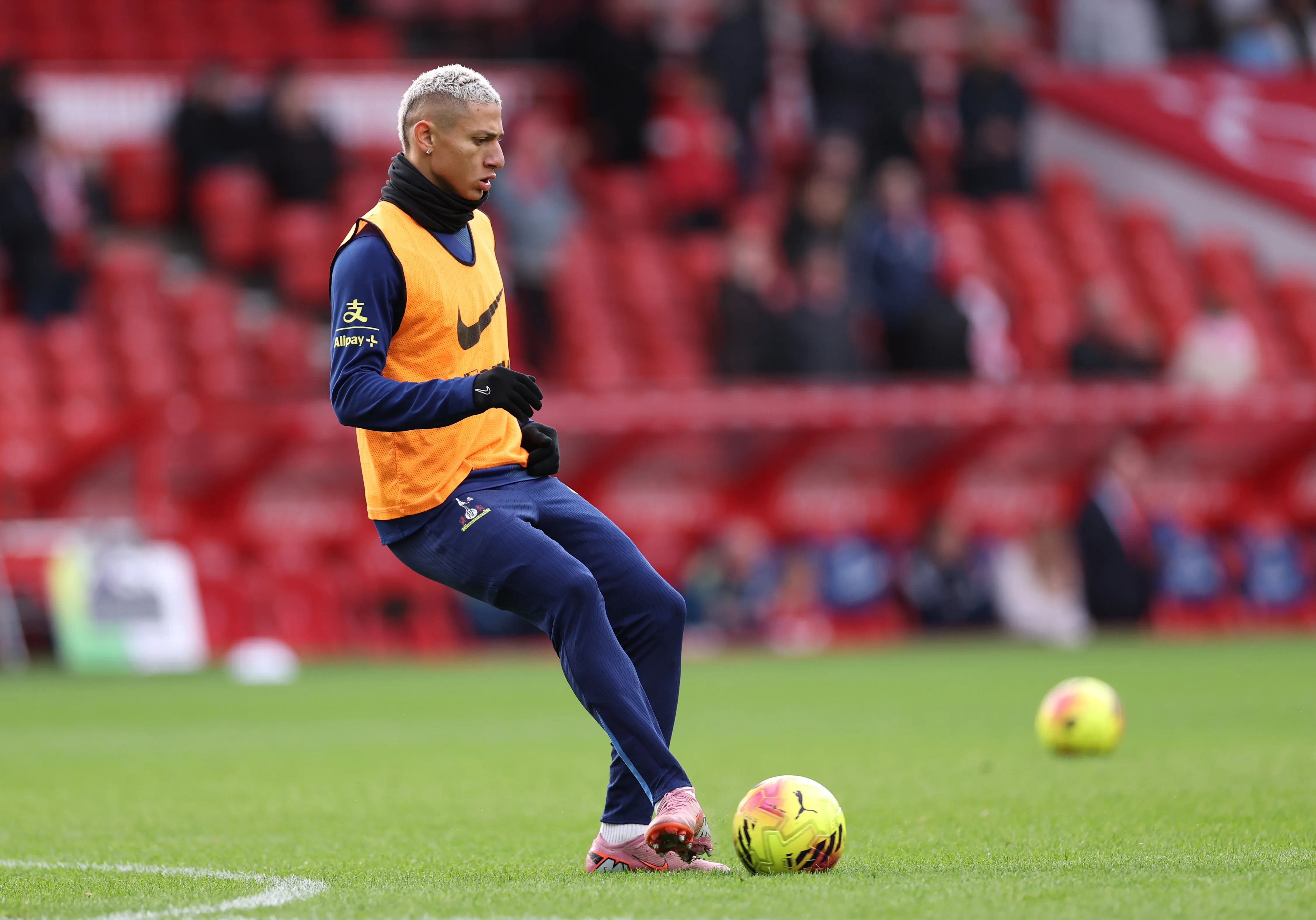 Richarlison no jogo contra o Forest (Foto: Naomi Baker/Getty Images)