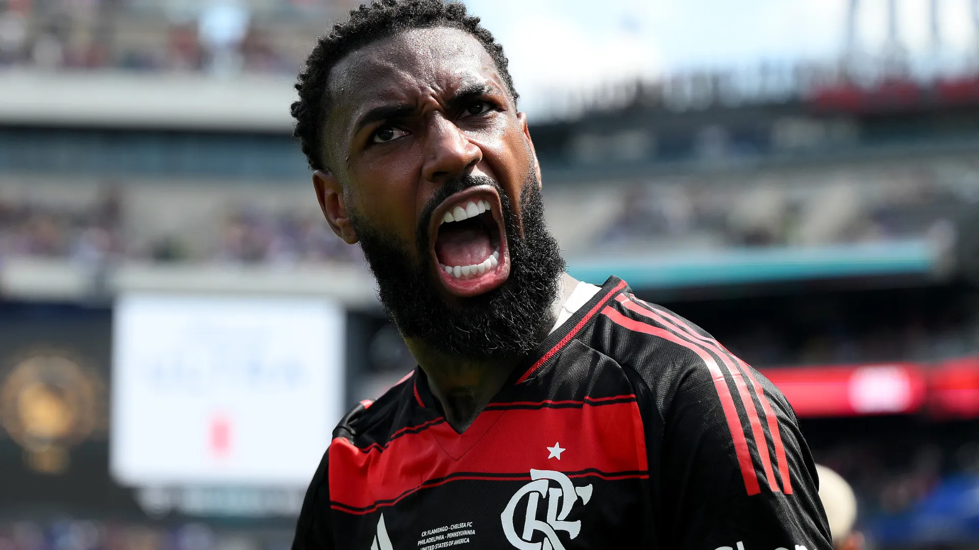Gerson aparece vibrando muito após um gol do Flamengo na Copa do Mundo de Clubes
