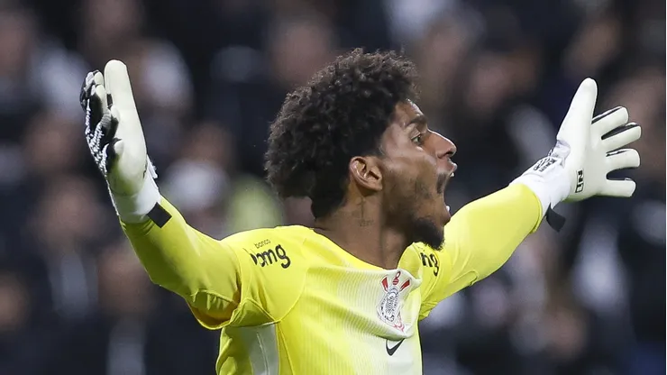 Milan prepara nova proposta por Hugo Souza e topa emprestá-lo ao Corinthians. (Photo by Ricardo Moreira/Getty Images)