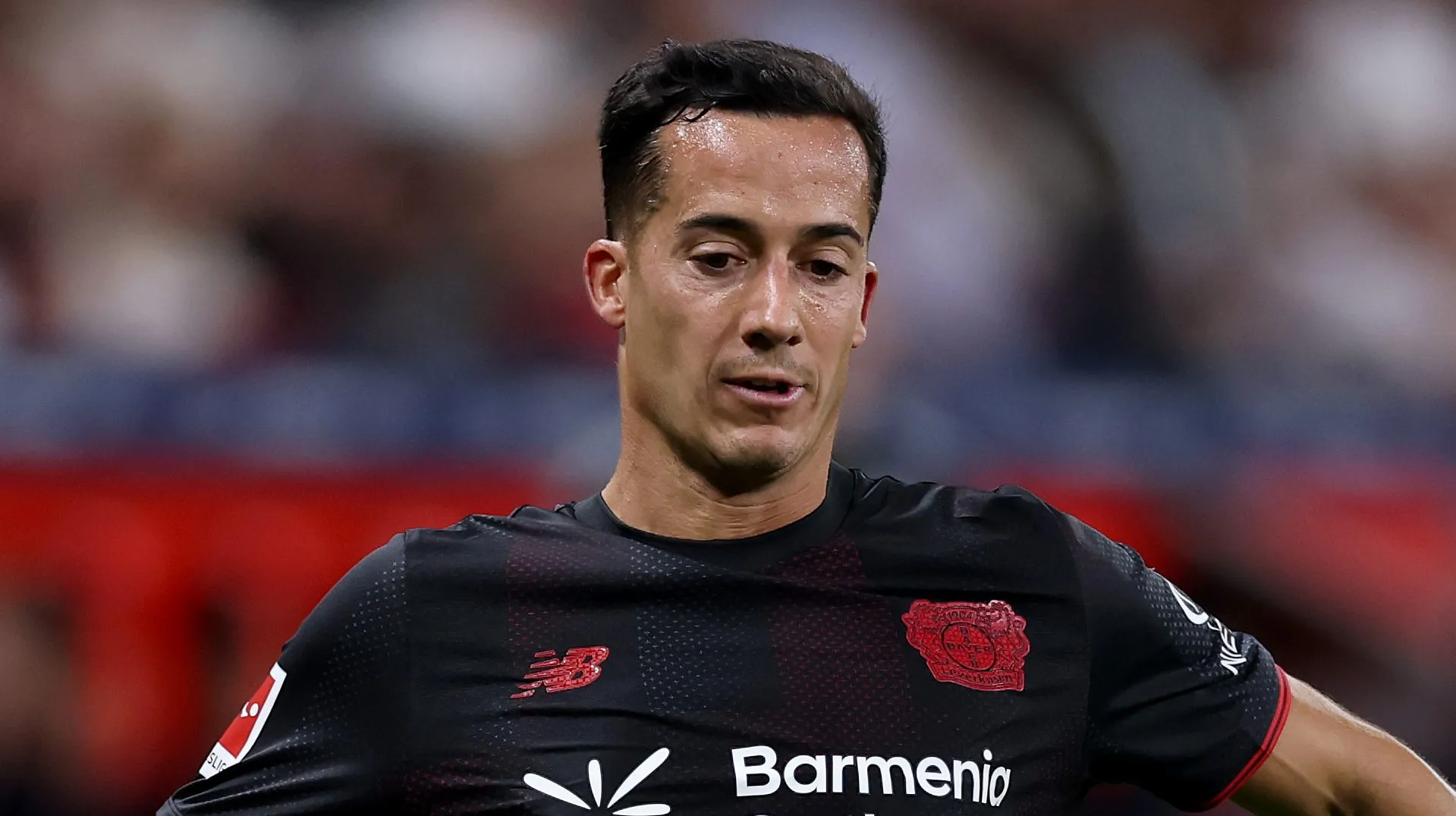 Lucas Vázquez, do Leverkusen, conduz a bola durante a partida da Bundesliga entre Bayer 04 Leverkusen e Eintracht Frankfurt, na BayArena, em 12 de setembro de 2025, em Leverkusen, Alemanha. (Foto: Lars Baron/Getty Images)