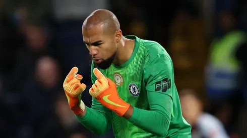 Robert Sánchez escorrega e vira meme com "Defesa de Nádegas" em derrota do Chelsea para o Aston Villa. (Foto de Steve Bardens/Getty Images)