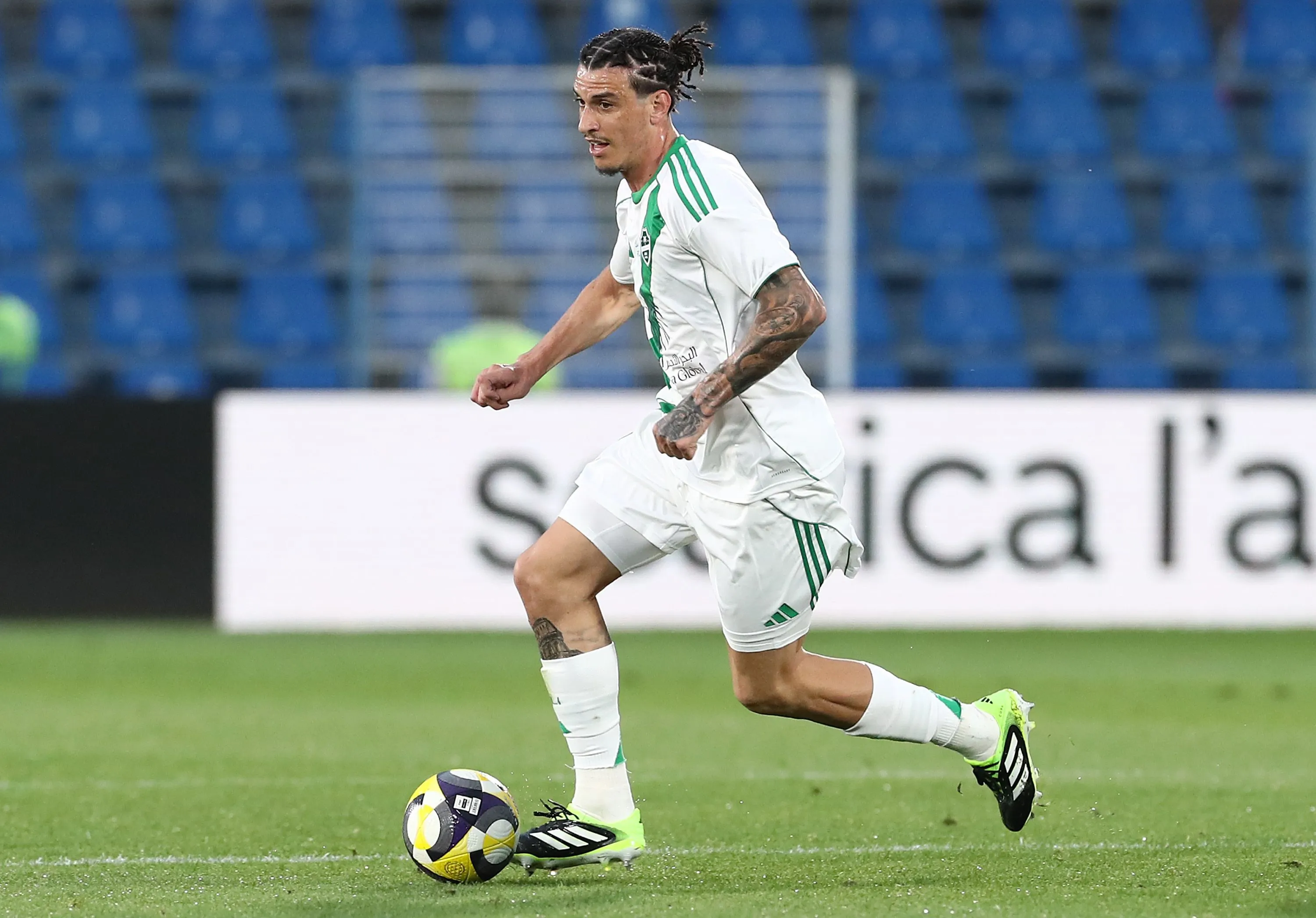 Roger Ibañez pelo Al-Ahli. Foto: Marco Luzzani/Getty Images