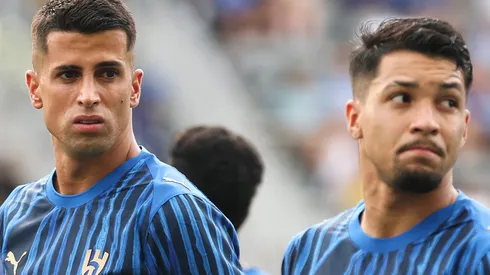 João Cancelo e Marcos Leonardo em jogo do Al-Hilal. (Photo by Michael Reaves/Getty Images)