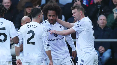 Jogadores do Manchester United se abraçam após gol da equipe. (Photo by Julian Finney/Getty Images)