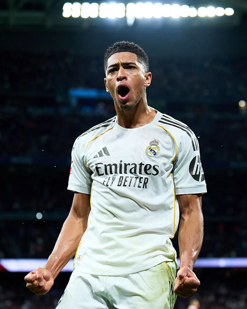 bellingham, ligado ao manchester united, com a camisa do real madrid