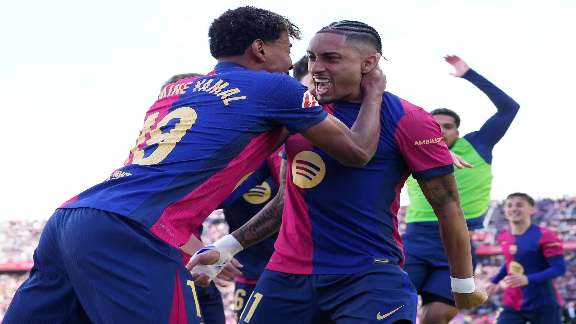 Raphinha comemora com Yamal gol do Barcelona em La Liga – Alex Caparros/Getty Images