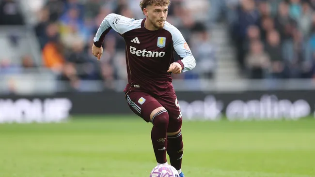 Harvey Elliott corre com a bola durante a partida da Premier League. Foto: Carl Recine/Getty Images