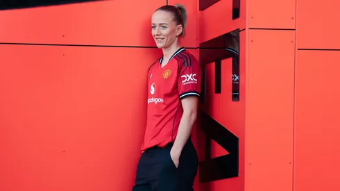 Lea Schuller é anunciada pelo Manchester United e destaca ambição por títulos no novo clube – Foto: Reprodução/Manchester United