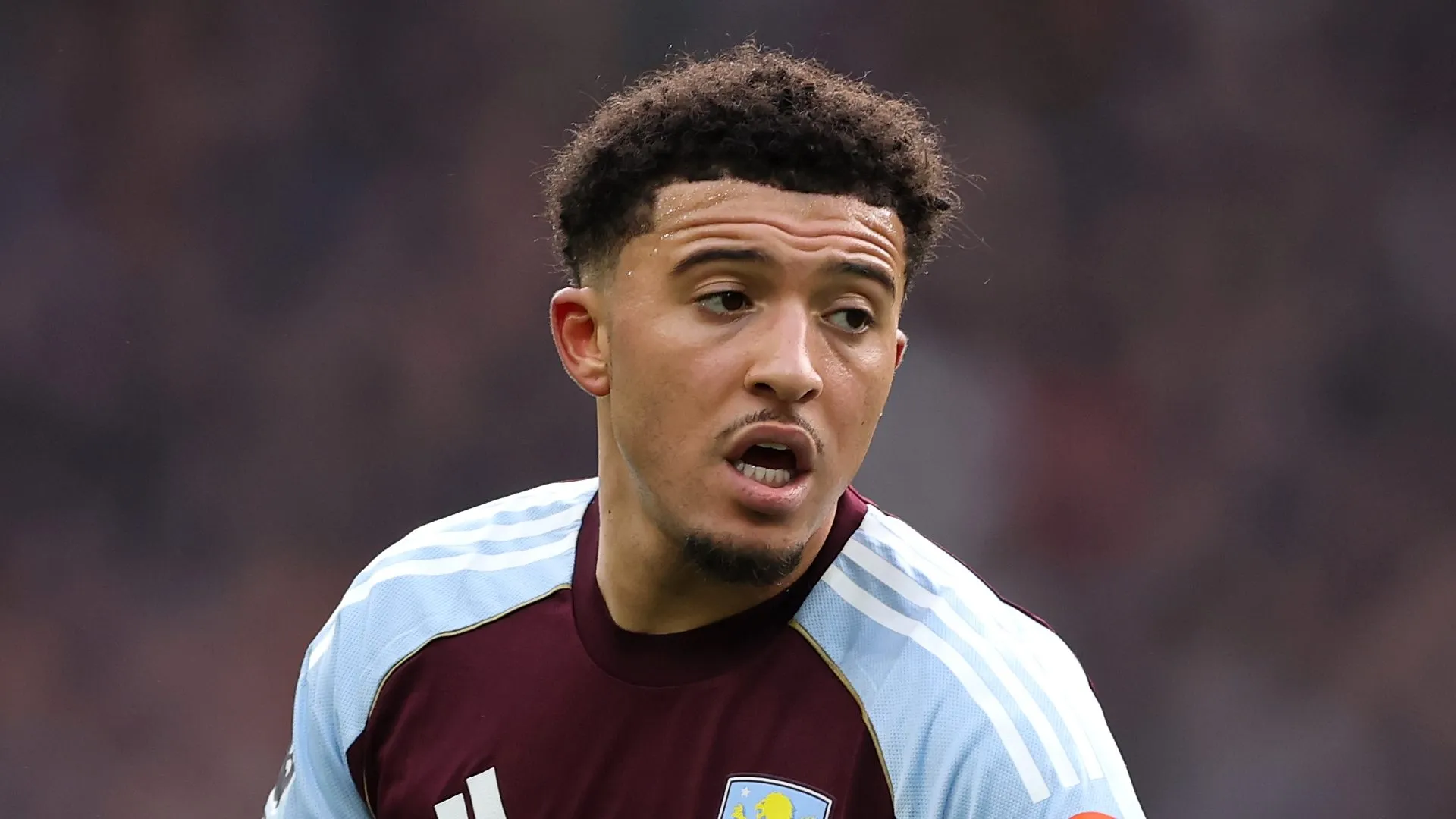 Sancho com a camisa tradicional do Aston Villa