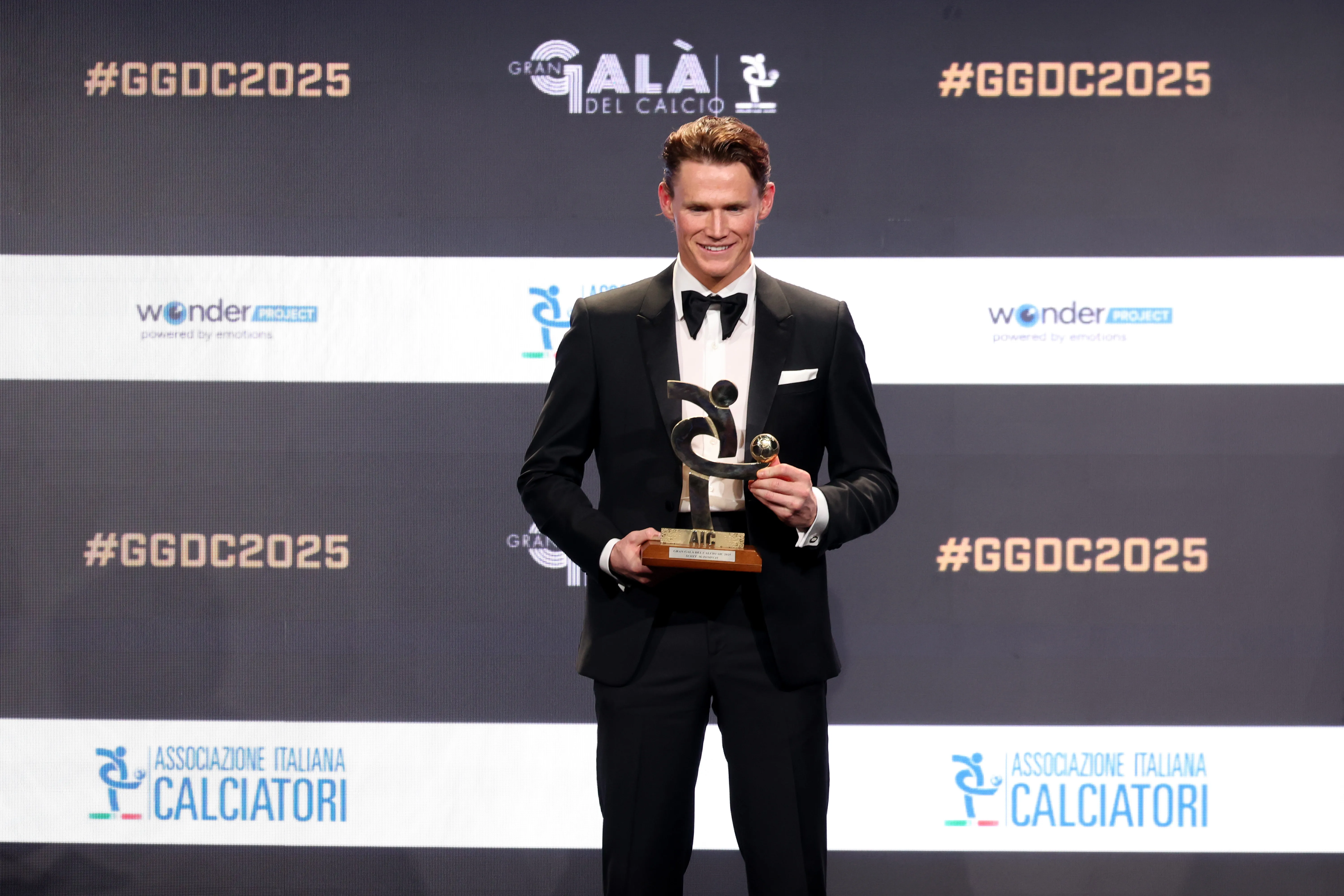 Gran Galà Del Calcio AlC 2025 – Scott McTominay, do SSC Napoli, recebe o prêmio de Melhor Meio-Campista da Temporada 24-25 durante o Gran Galcio AIC 2025, em 1 de dezembro de 2025, em Milão, Itália. (Foto de Sara Cavallini/Getty Images)