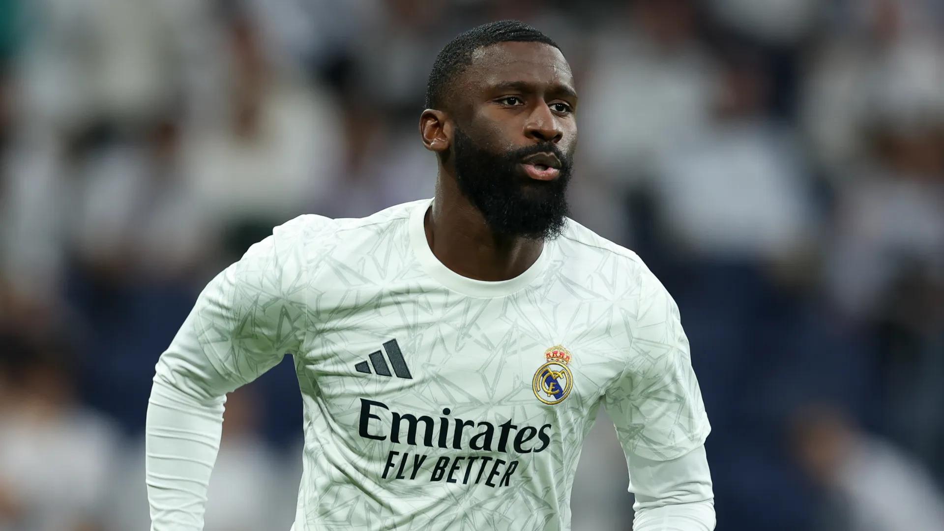 Antonio Rüdiger corre durante aquecimento pelo Real Madrid