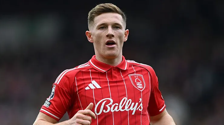 Elliot Anderson, do Nottingham Forest, é um alvo do Manchester City. Foto: Shaun Botterill/Getty Images