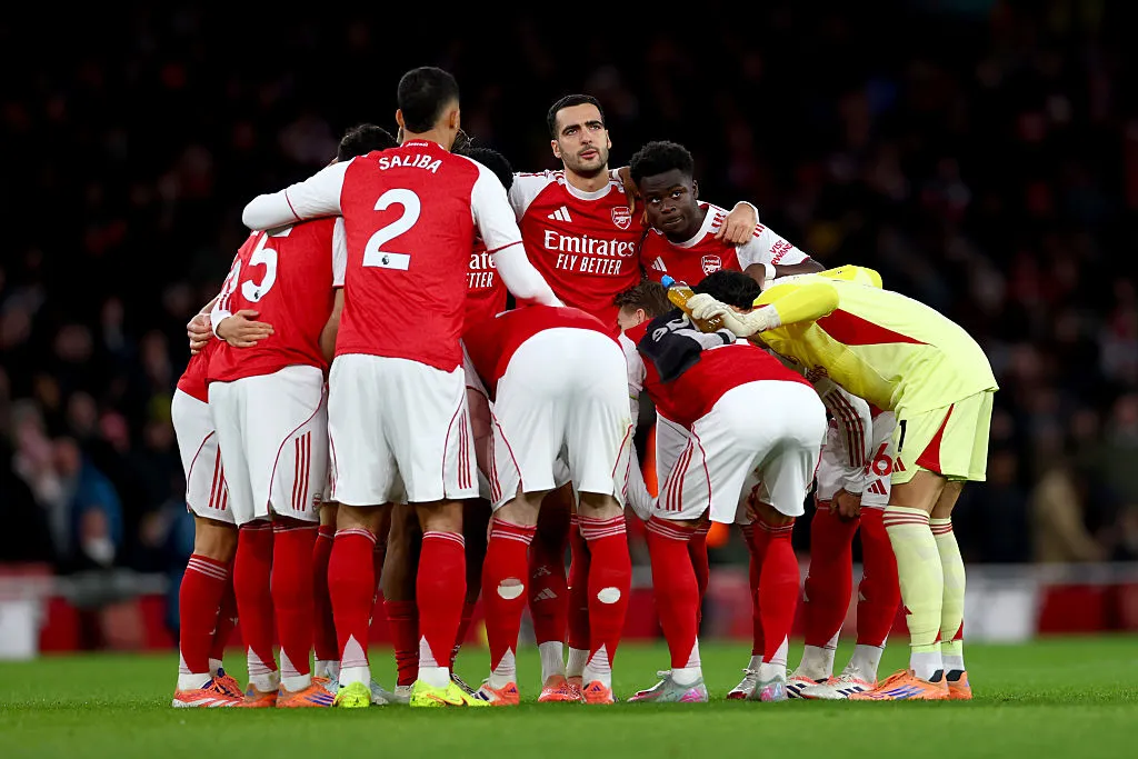 Jogadores do Arsenal em campo. Arsenal x Aston Villa se enfrentam nesta terça (30)