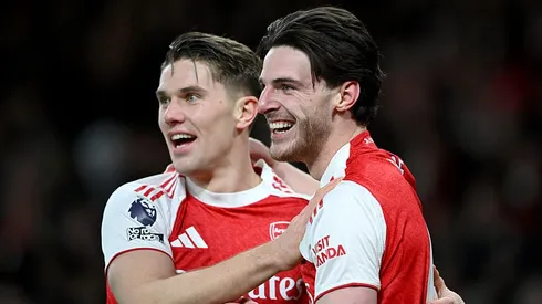 Viktor Gyoekeres e Declan Rice do Arsenal. Jogadores comemoram, já que o Arsenal é o líder da Premier League (Foto: Shaun Botterill/Getty Images)