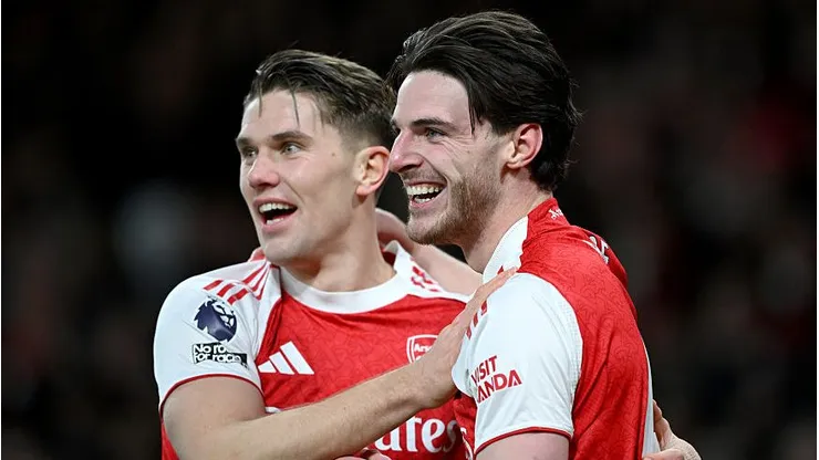 Viktor Gyoekeres e Declan Rice do Arsenal. Jogadores comemoram, já que o Arsenal é o líder da Premier League (Foto: Shaun Botterill/Getty Images)