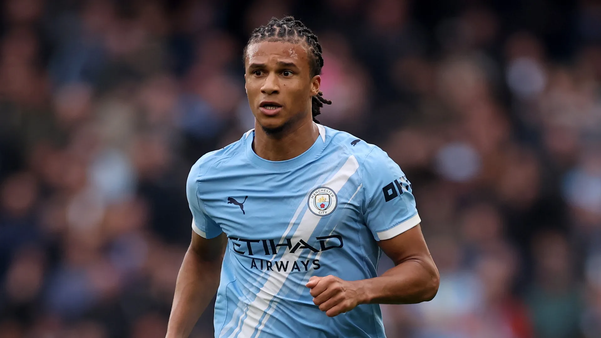 Nathan Aké corre durante partida pelo Barcelona