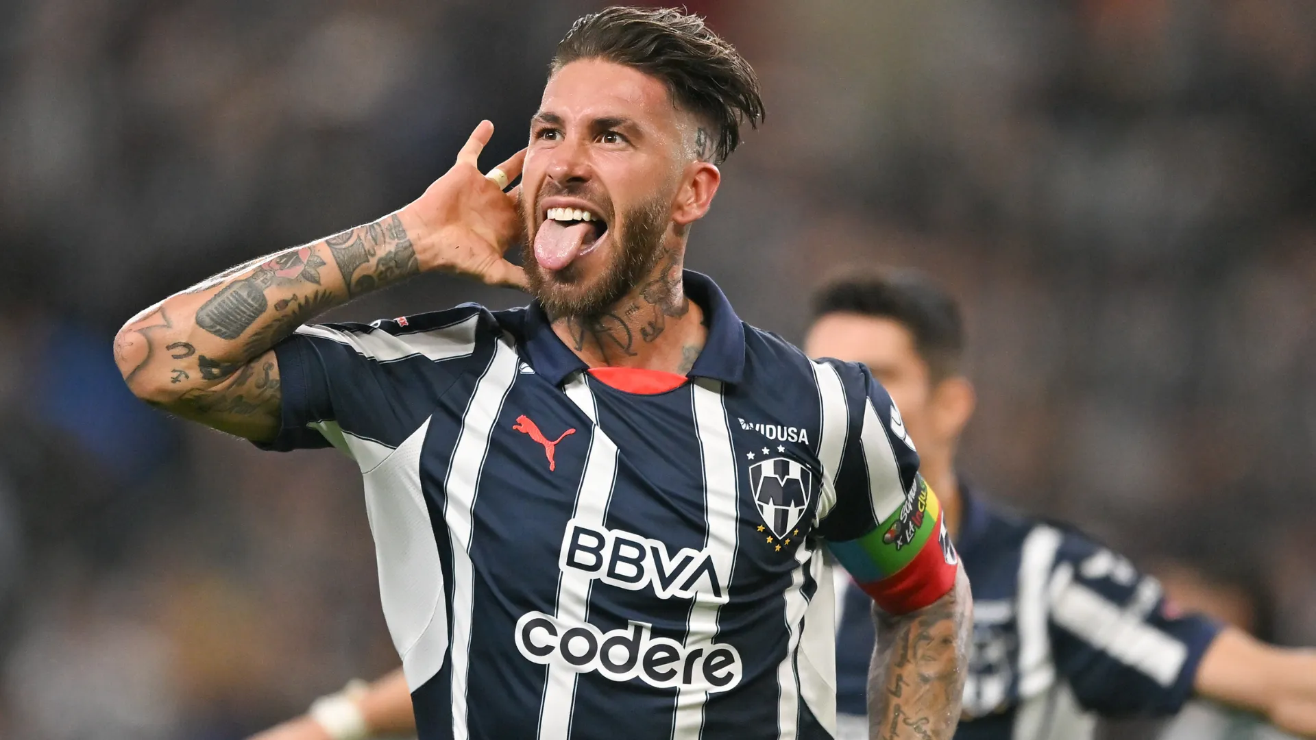 Sergio Ramos aparece com a mão na orelha e a língua para fora ao comemorar um gol pelo Monterrey