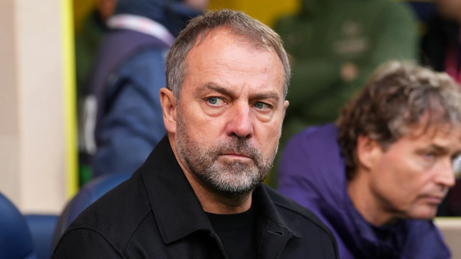 Hansi Flick olhando para o lado durante jogo do Barcelona