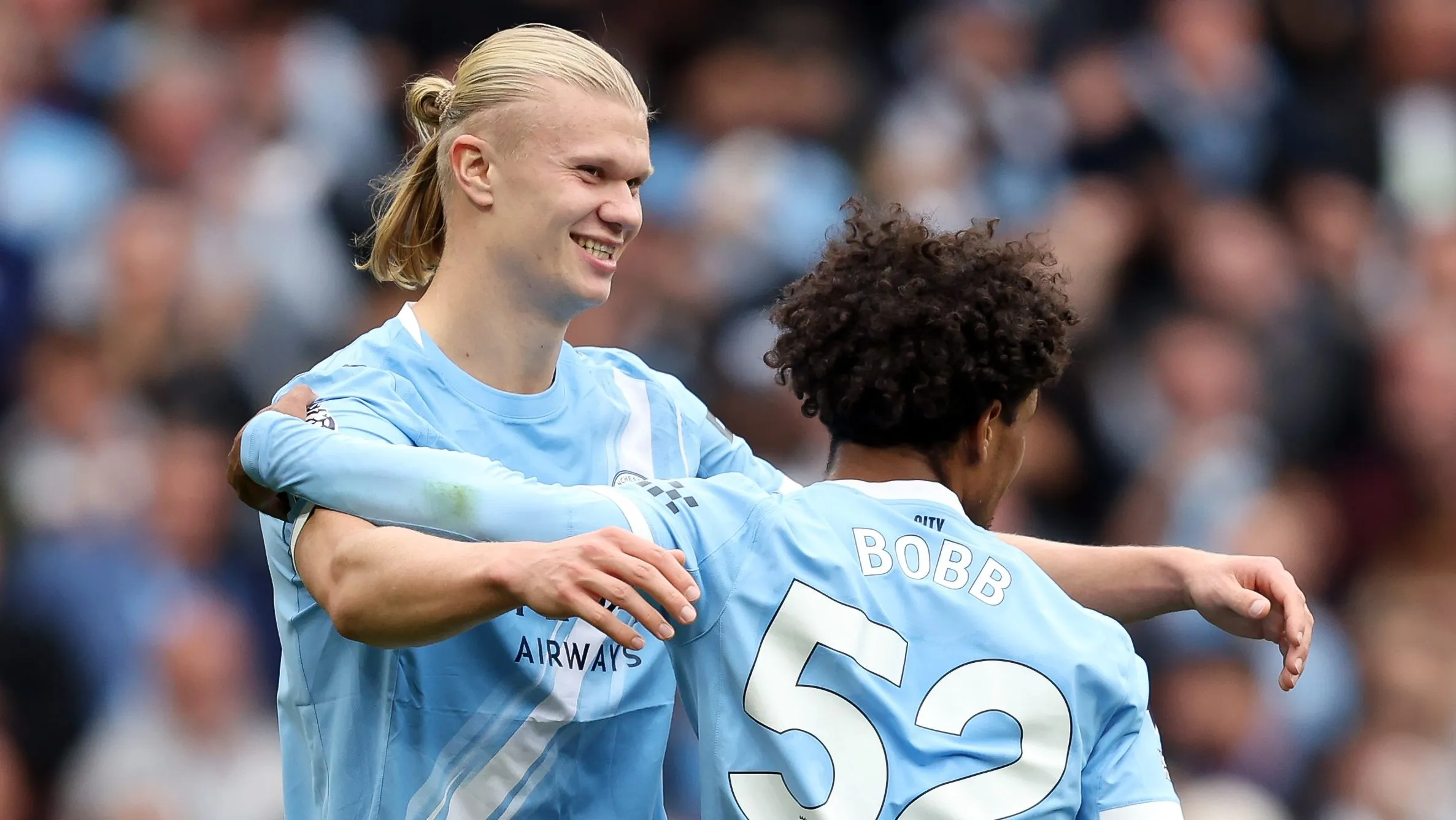 Oscar Bobb e Haaland: noruegueses do Manchester City (Photo by Matt McNulty/Getty Images)