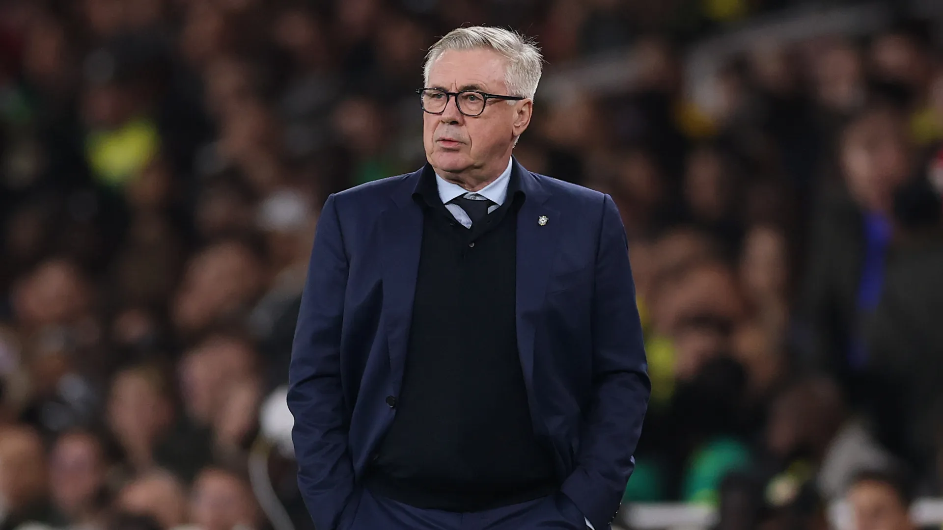 Carlo Ancelotti, de terno, durante partida da Seleção Brasileira