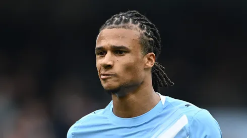 Nathan Aké recusa West Ham e aguarda proposta do Barcelona em janeiro. (Photo by Gareth Copley/Getty Images)