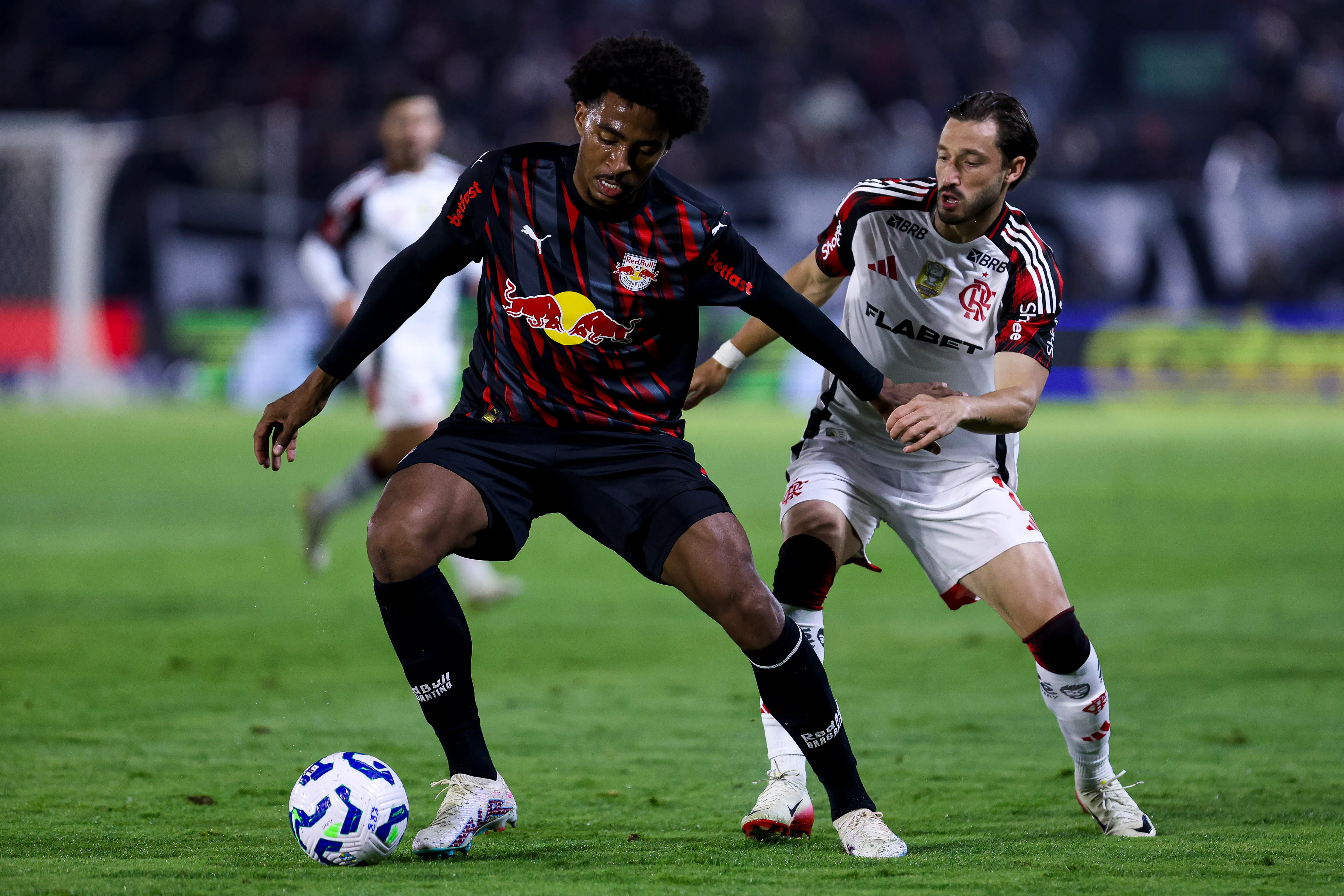 Matías Viña em ação pelo Flamengo contra o RB Bragantino. (Foto: Ricardo Moreira/Getty Images)