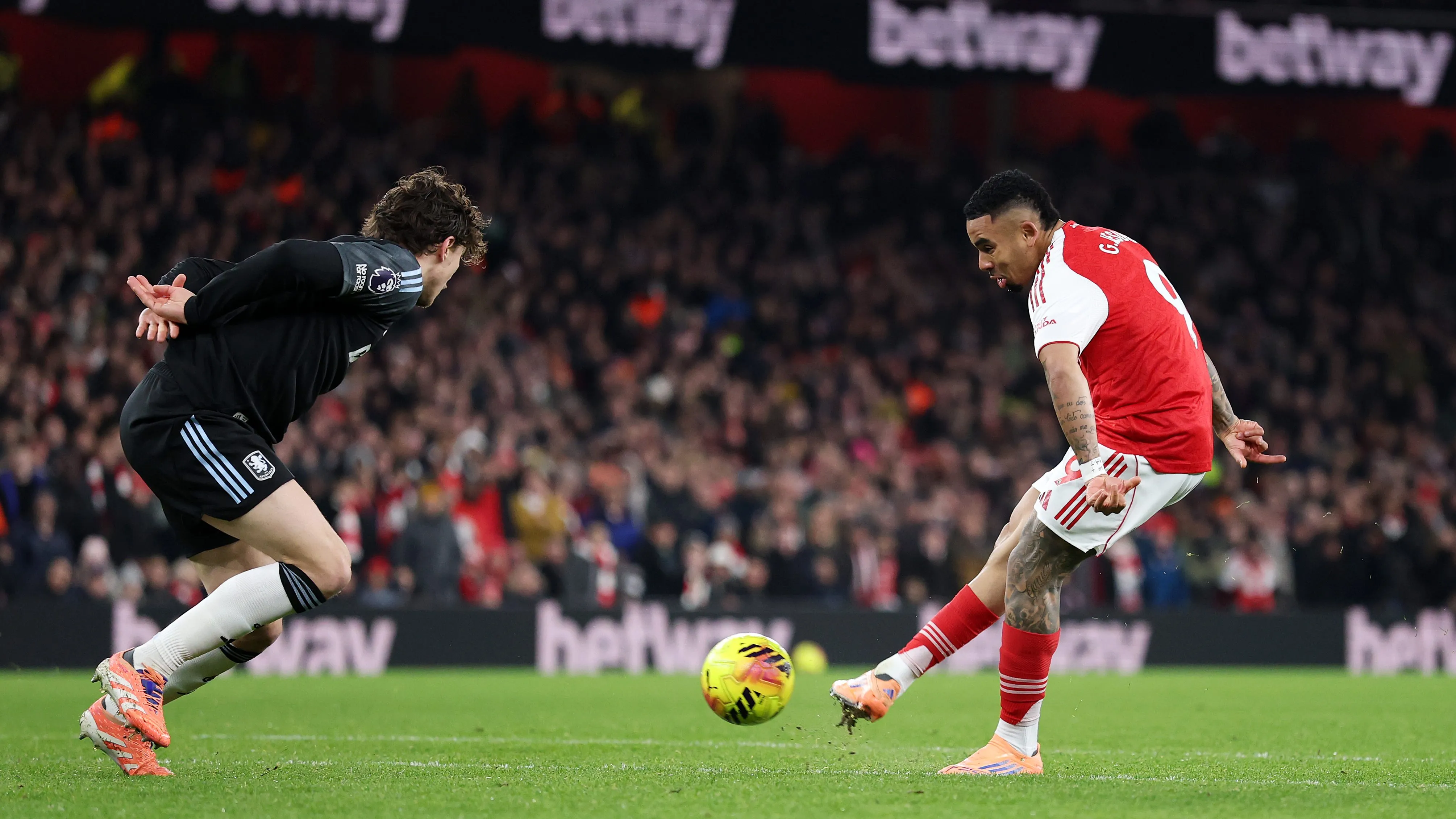 Gabriel Jesus marcando gol pelo Arsenal. Foto: Justin Setterfield/Getty Images