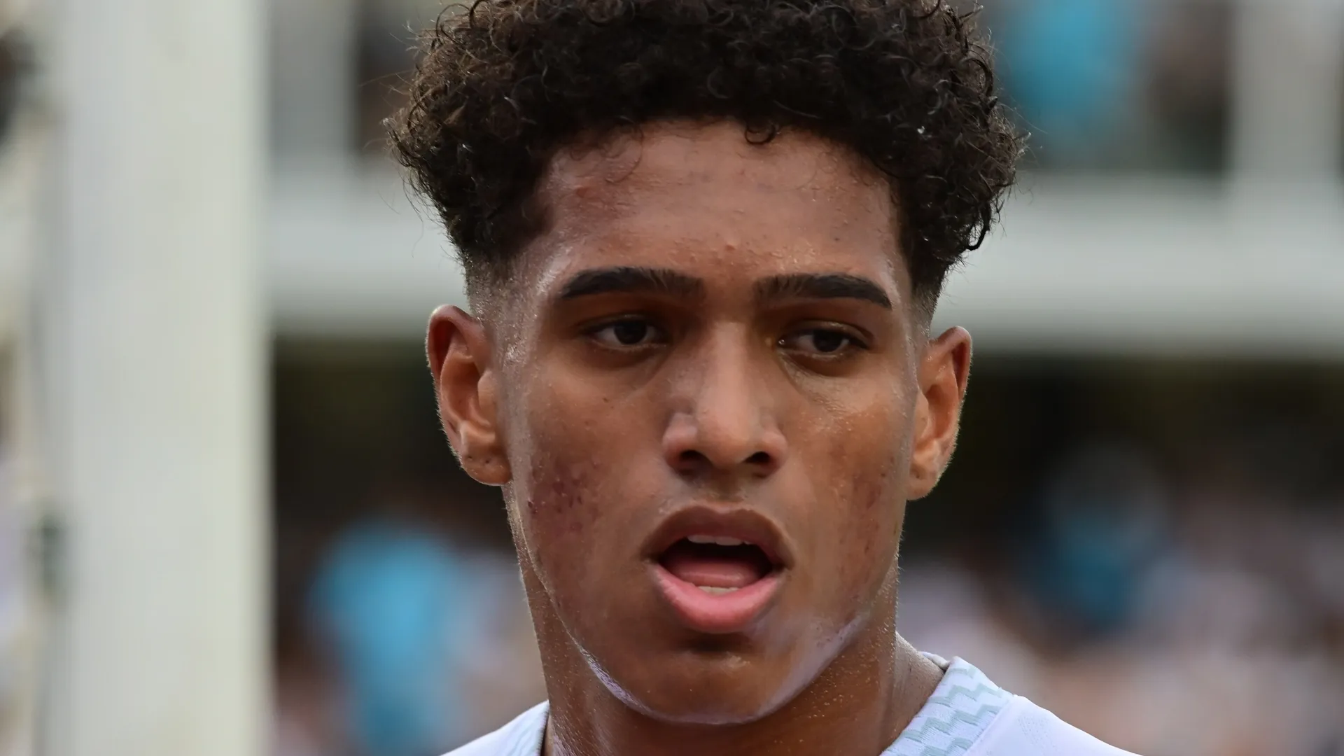 Souza, jogador do Santos, está de boca aberta, concentrado em lance.