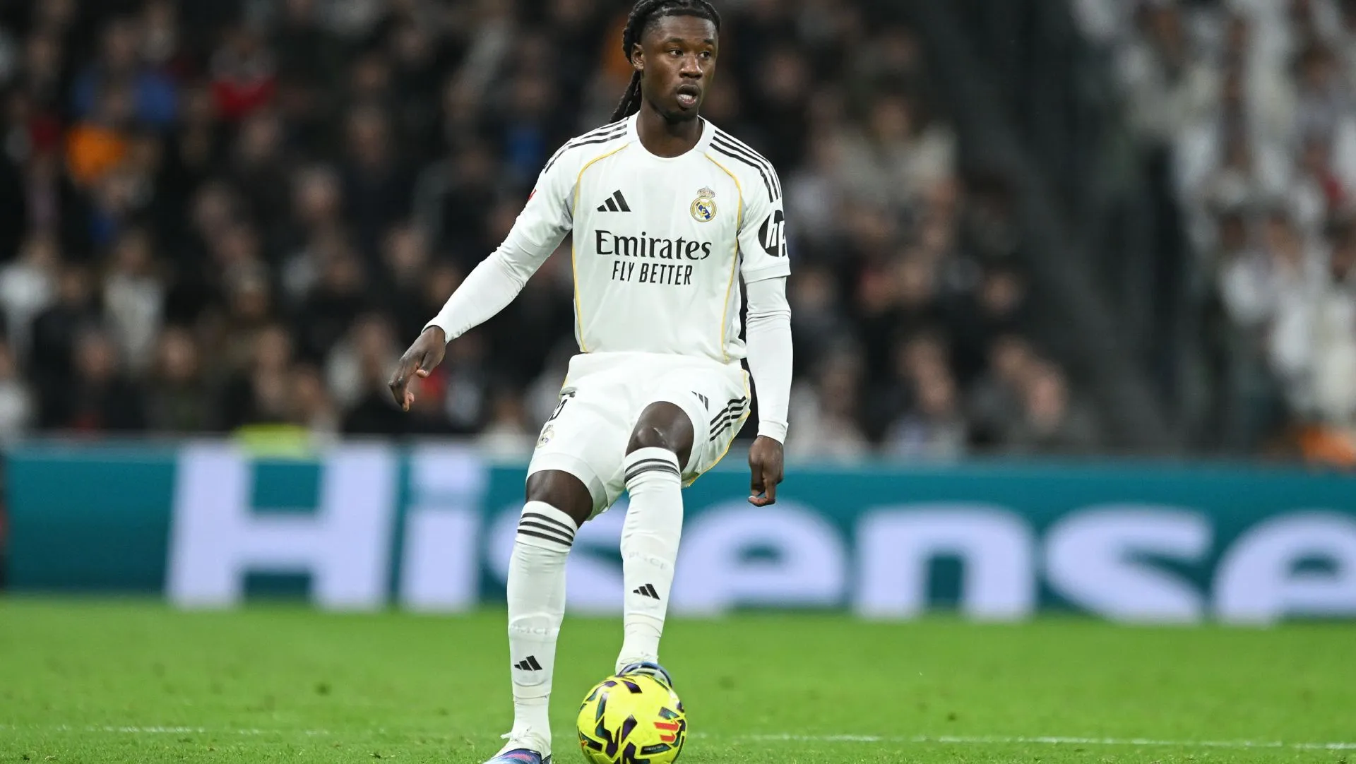 Eduardo Camavinga controla a bola durante a partida da LaLiga. Foto: Denis Doyle/Getty Images
