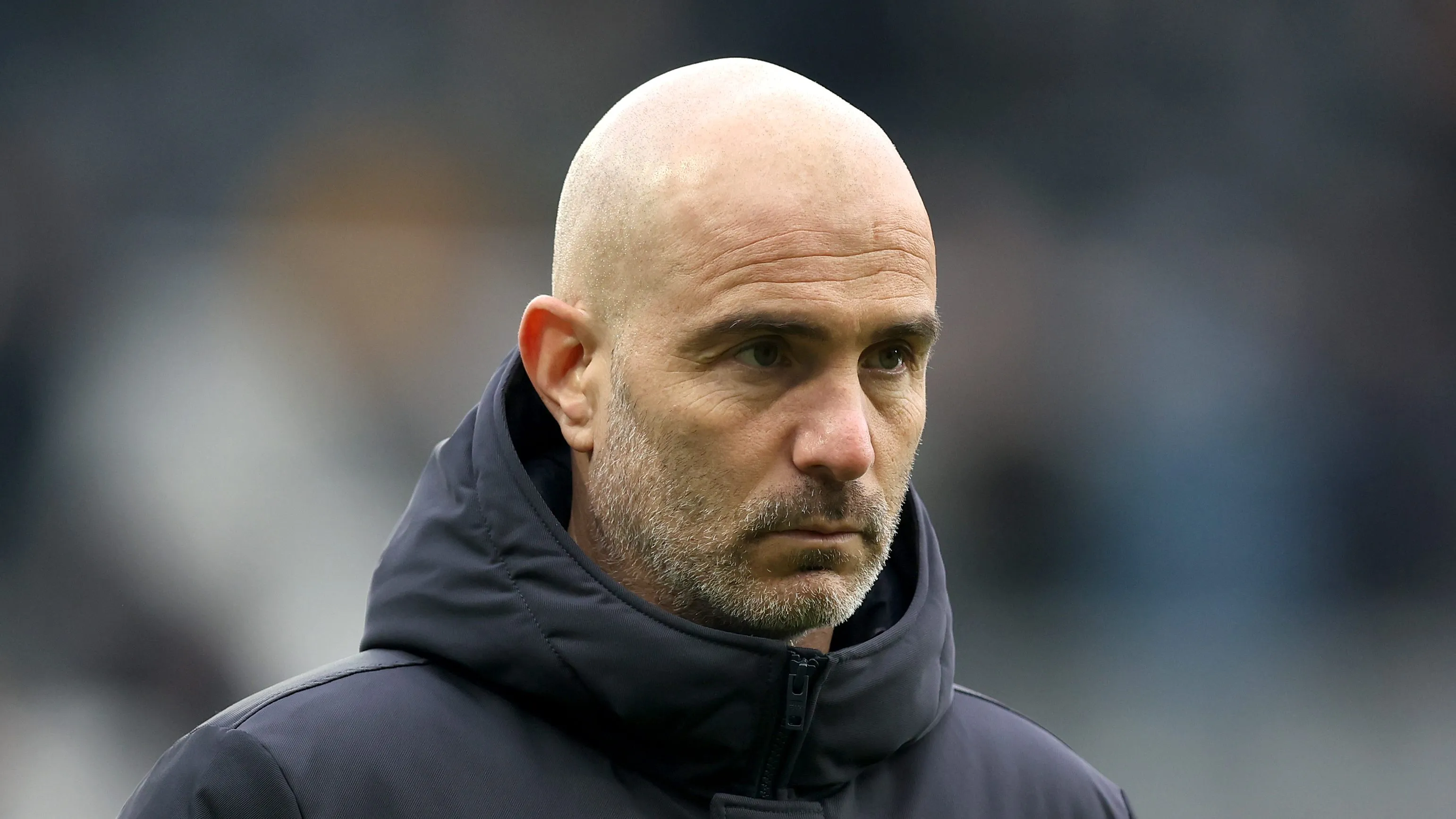 Enzo Maresca usa um casaco preto e tem expressão fechada