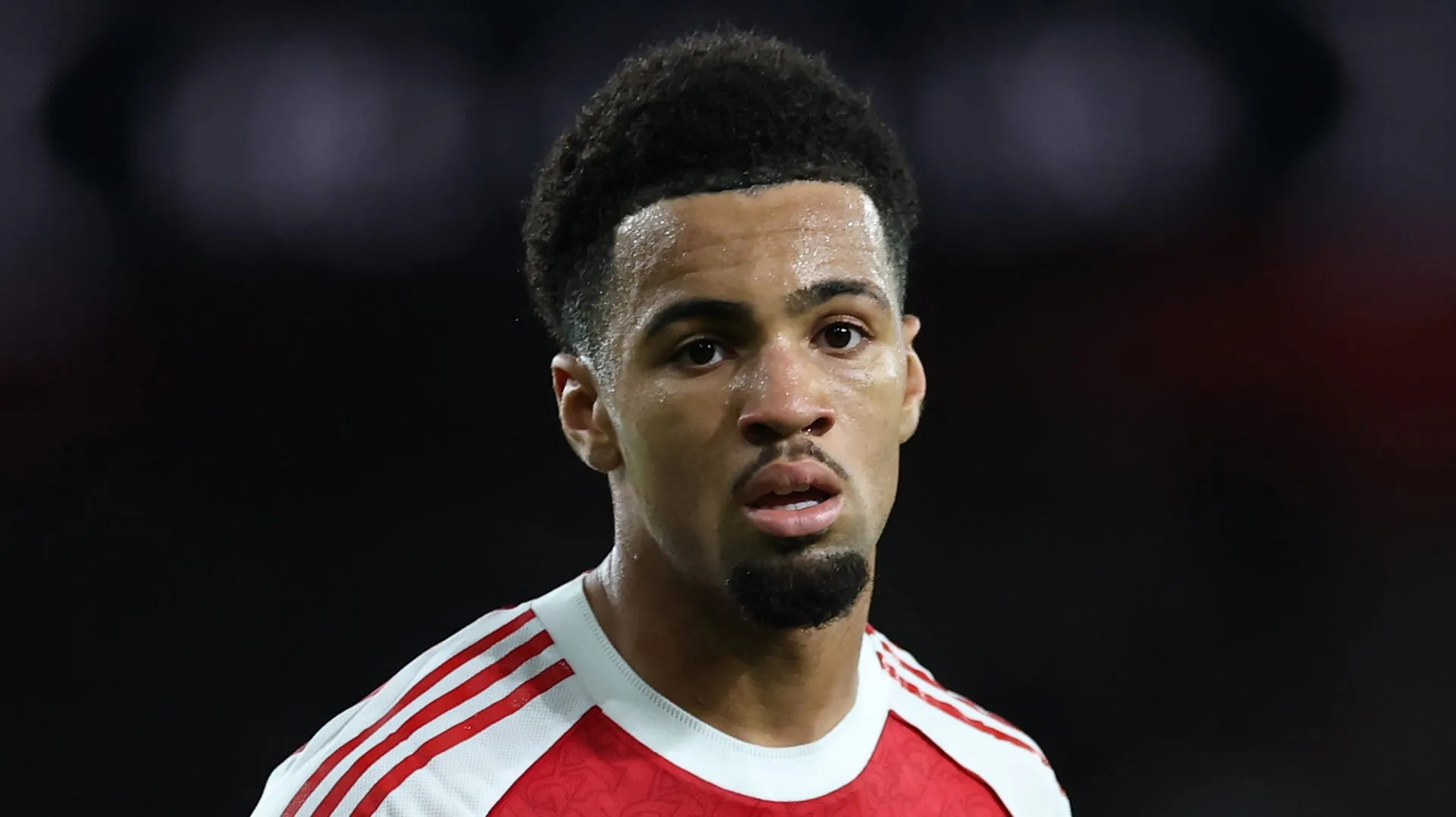 Nwaneri com a camisa tradicional vermelha e branca do Arsenal