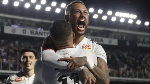 Neymar e Guilherme em partida do Santos. (Photo by Miguel Schincariol/Getty Images)