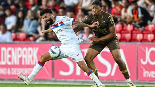 Pablo compete pela bola durante amistoso de pré-temporada. Foto: Octavio Passos/Getty Images