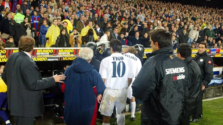 O atacante Luís Figo é hostilizado por torcedores do Barcelona no Camp Nou (Firo Foto/Getty Images)