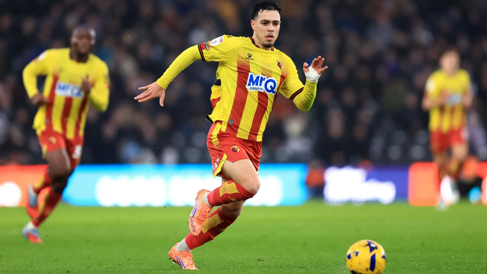 Othmane Maamma corre com a bola durante partida do Sky Bet Championship. Foto: Jess Hornby/Getty Images