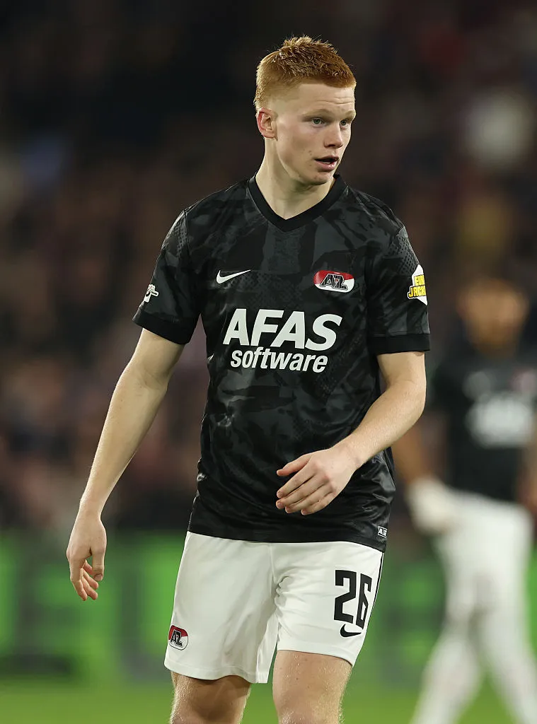 Kees Smit, do AZ Alkmaar, é um grande alvo do Real Madrid, que vai acompanhar o jogador por mais seis meses (Foto: Richard Pelham/Getty Images)