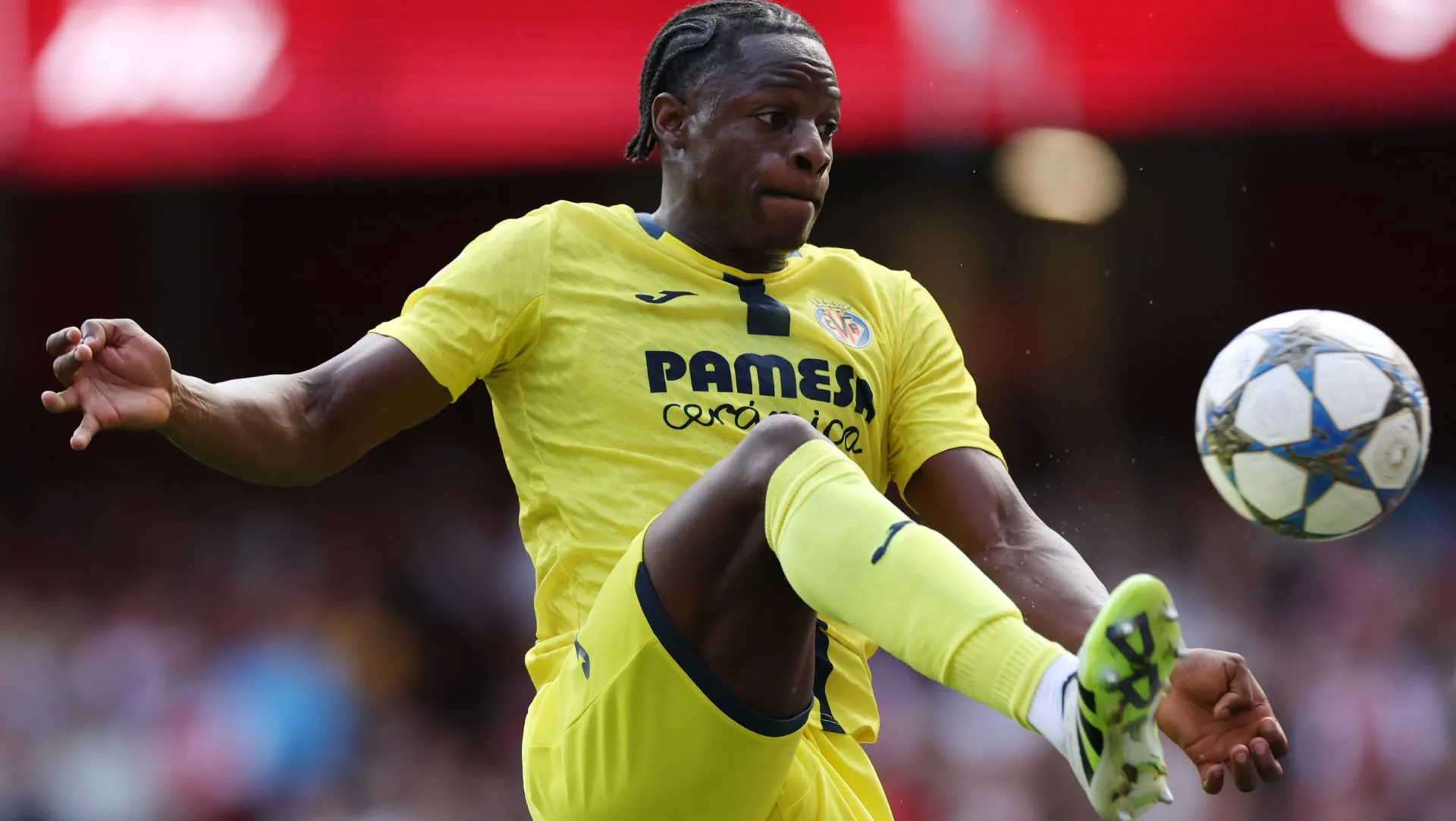 Etta Eyong marca gol durante pré-temporada. Foto: Eddie Keogh/Getty Images