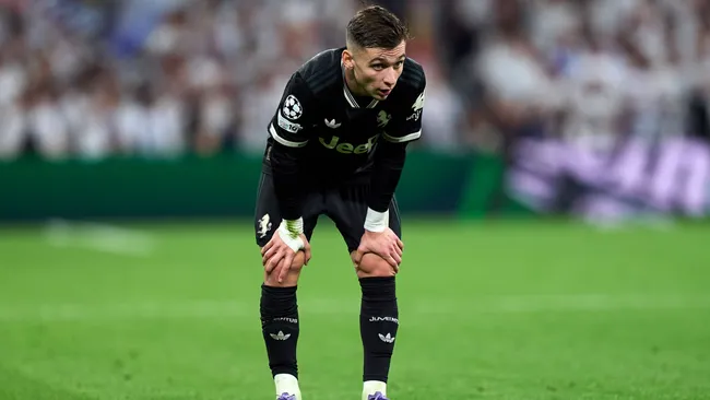 Francisco Conceição assiste durante o jogo da Liga dos Campeões. Foto: Angel Martinez/Getty Images
