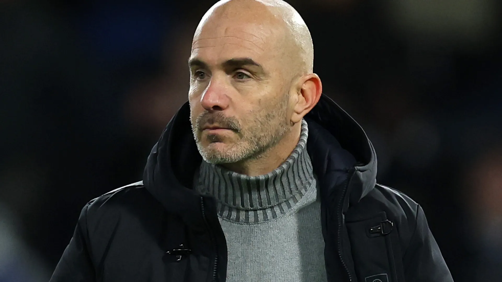 Enzo Maresca aparece olhando para o lado após um jogo do Chelsea