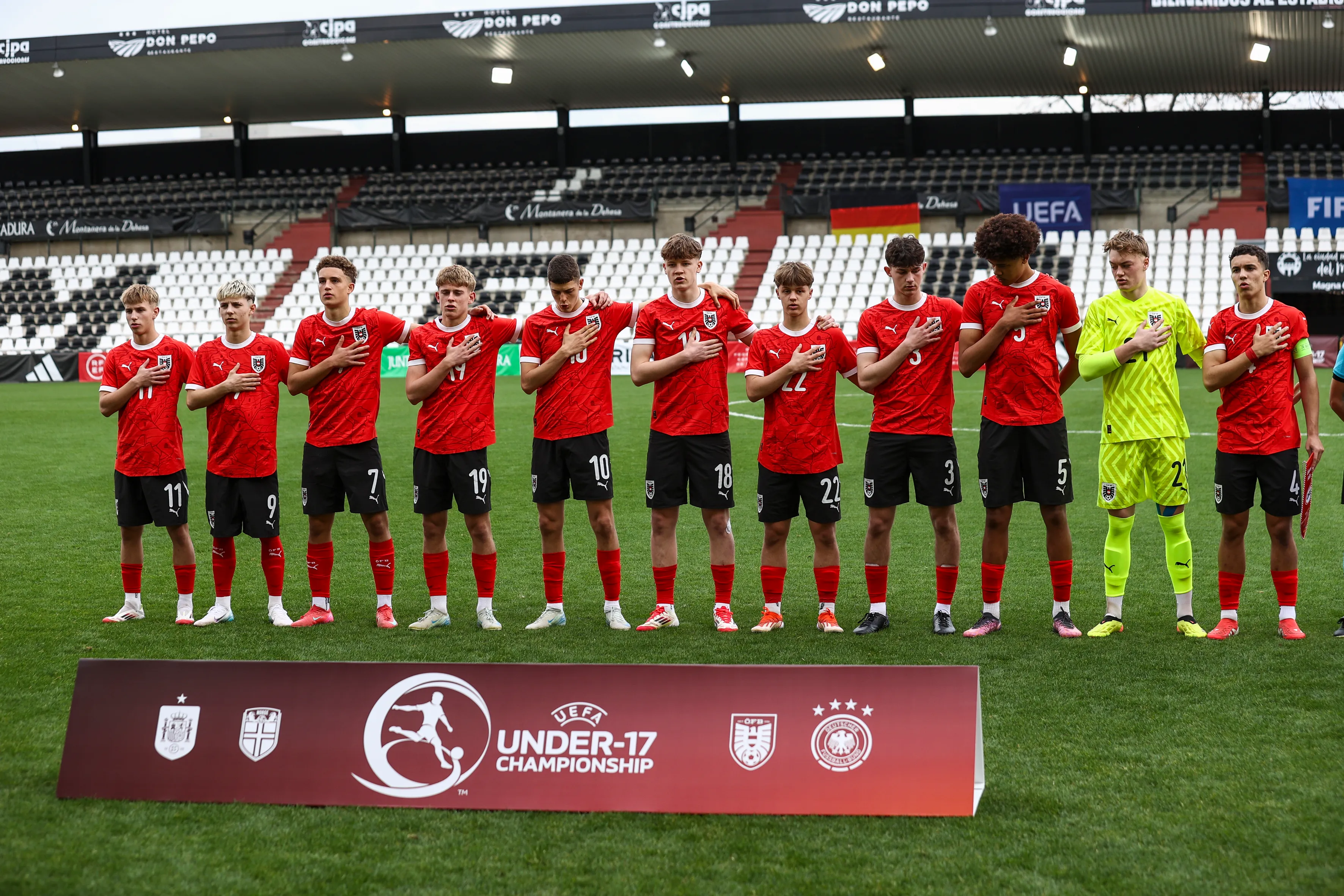 Ifeanyi Ndukwe (usando o número 5): novo zagueiro do Liverpool – Photo by Carlos Rodrigues/Getty Images for DFB