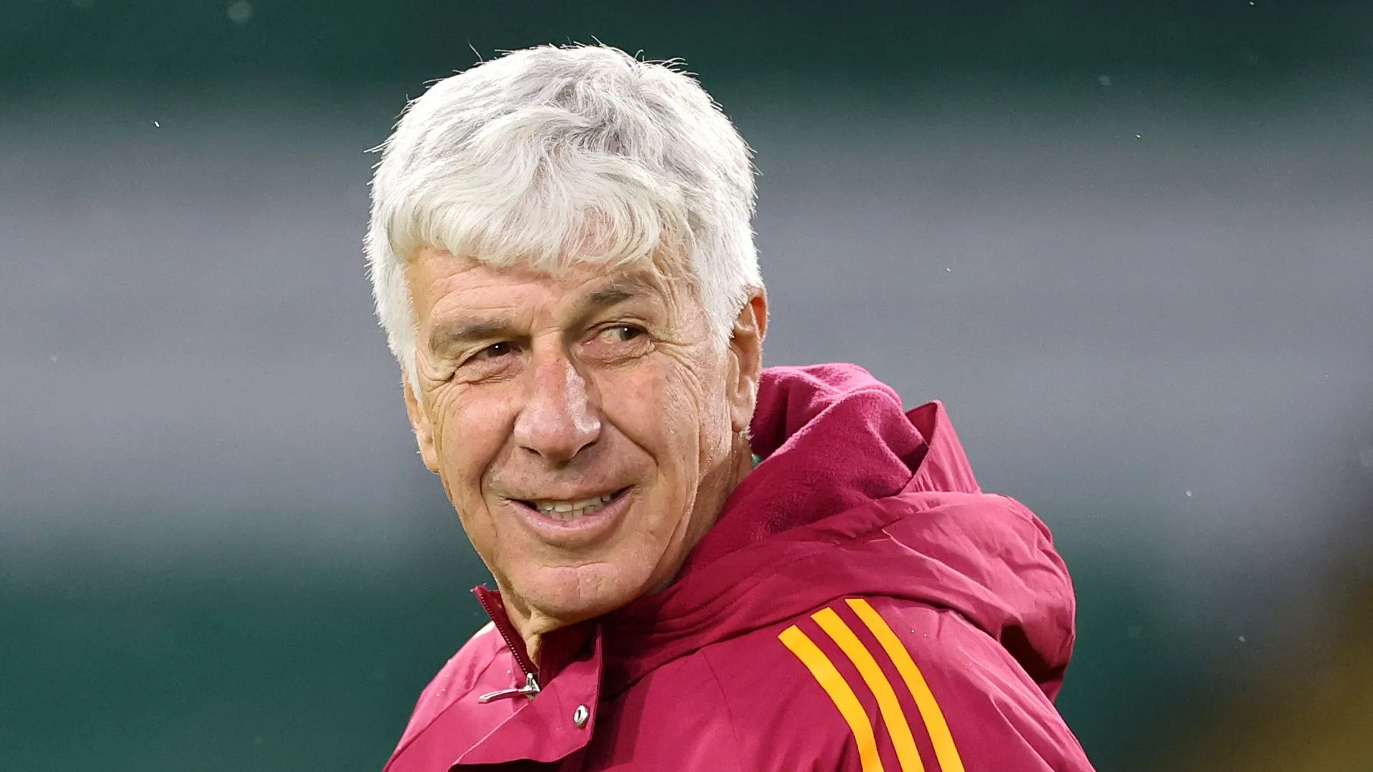 Gian Piero Gasperini, treinador principal da AS Roma, observa e reage durante uma sessão de treino da equipe no Celtic Park, em 10 de dezembro de 2025, em Glasgow, Escócia. (Foto de Ian MacNicol/Getty Images)