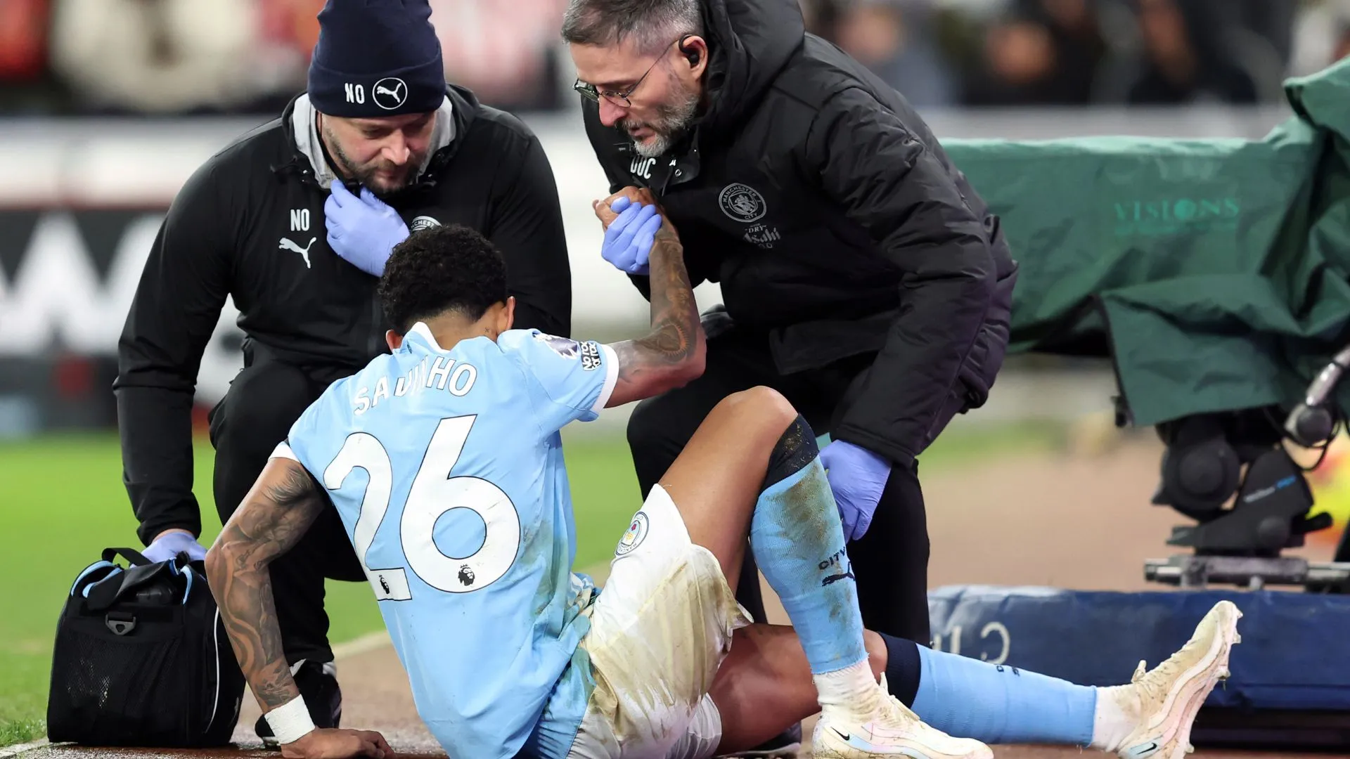 Savinho recebeu atendimento médico na partida entre Sunderland e Manchester City (foto: Matt McNulty/Getty Images)