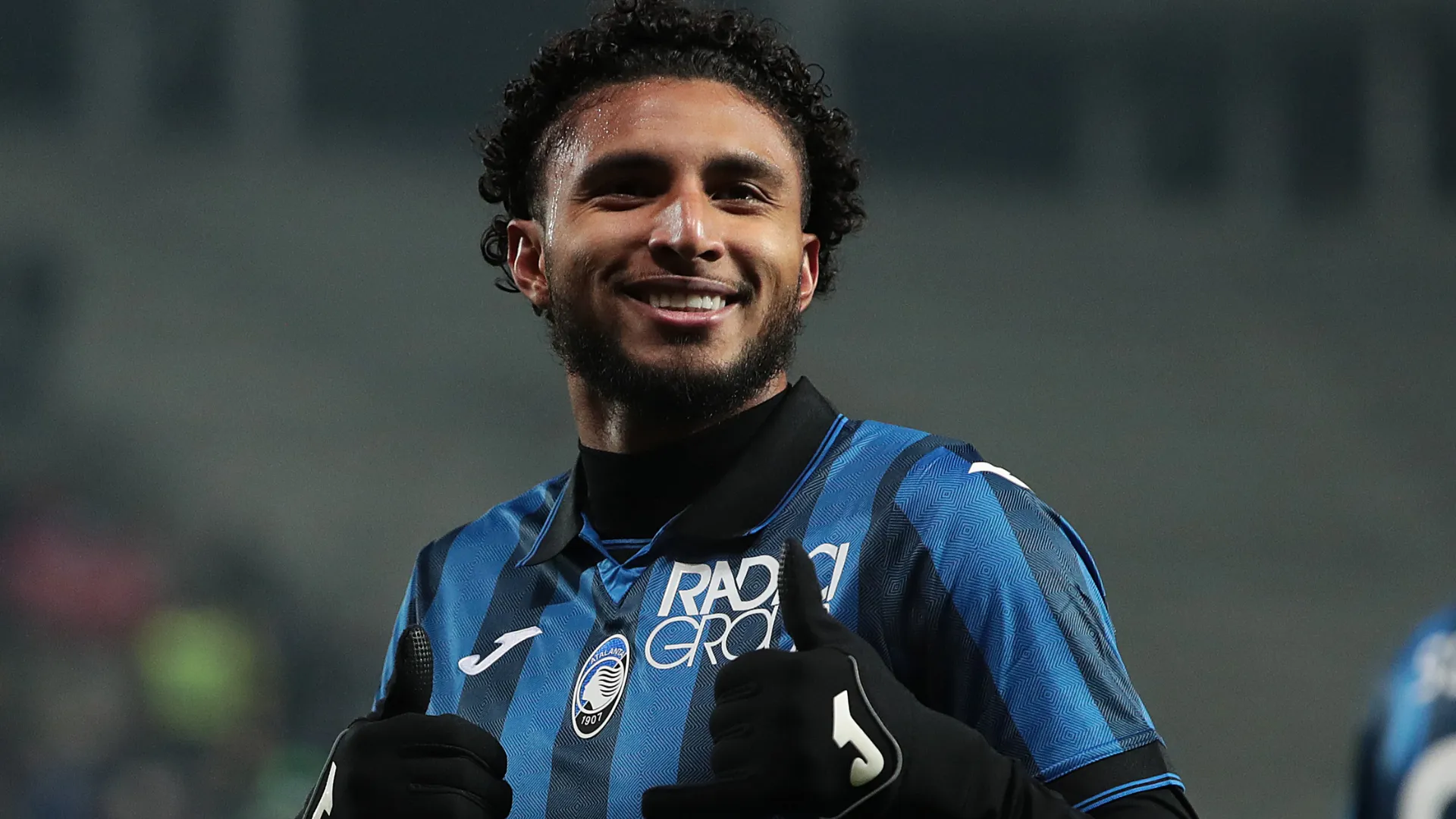 Ederson aparece sorrindo durante a comemoração de um gol com a Atalanta