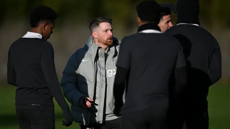 Calum McFarlane vai comandar temporariamente o Chelsea